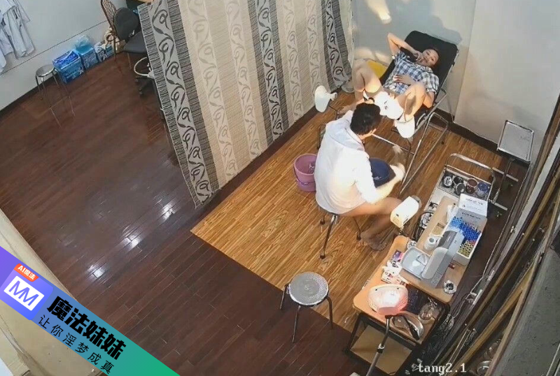 内射系列 - 私人婦科診所男醫生偷情女患者，內射後害怕在檢查一遍BB  第1张
